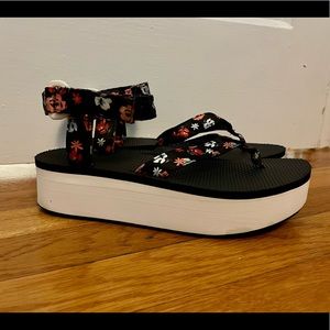 Teva platform sandals size 8